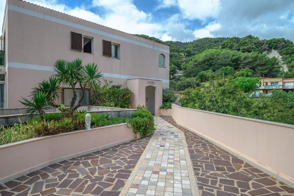 La Villa Julia - Calme - Spacieux - Parking Prive - Climatisation Menton Extérieur photo